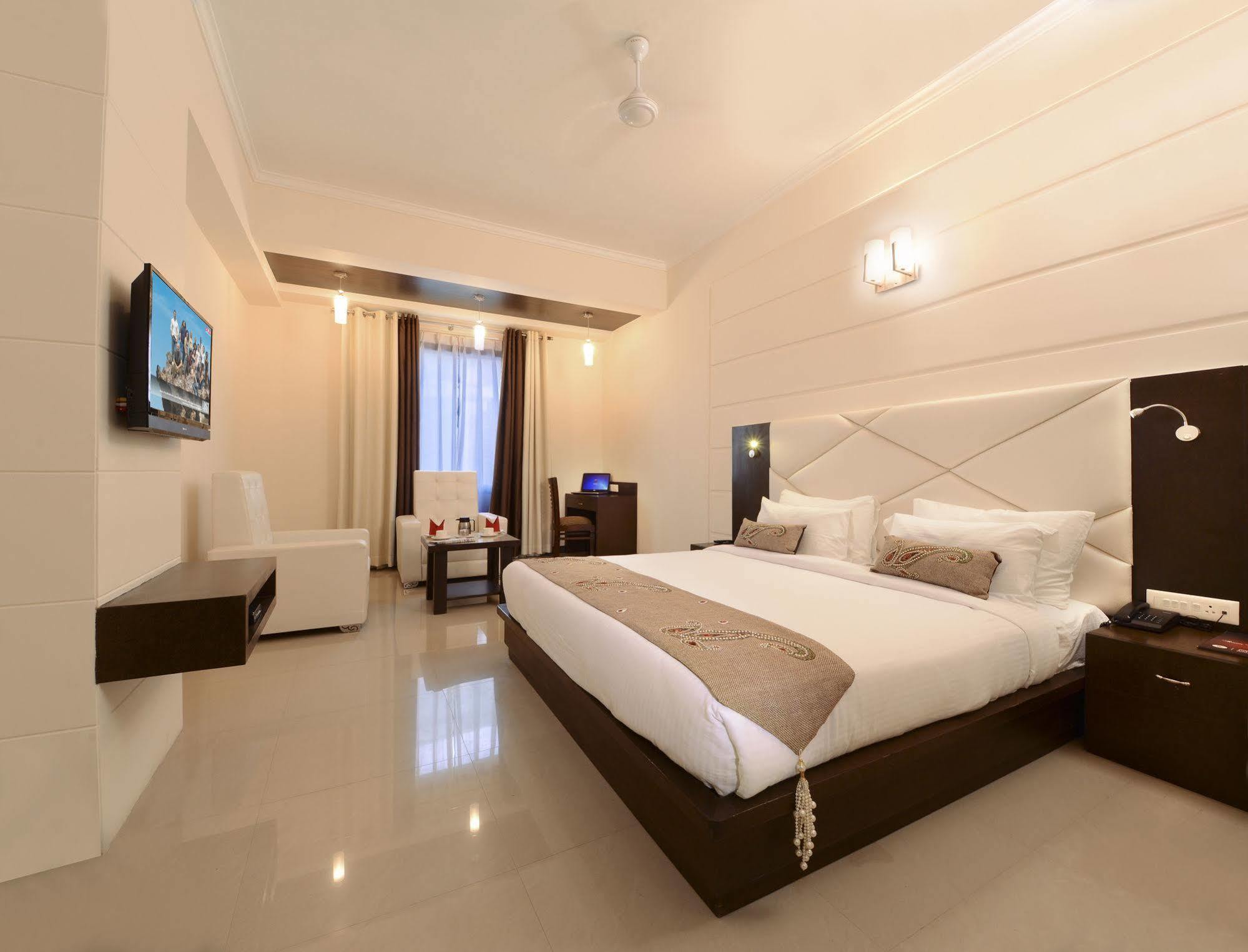 Hotel Crimson Palace Agra  Extérieur photo